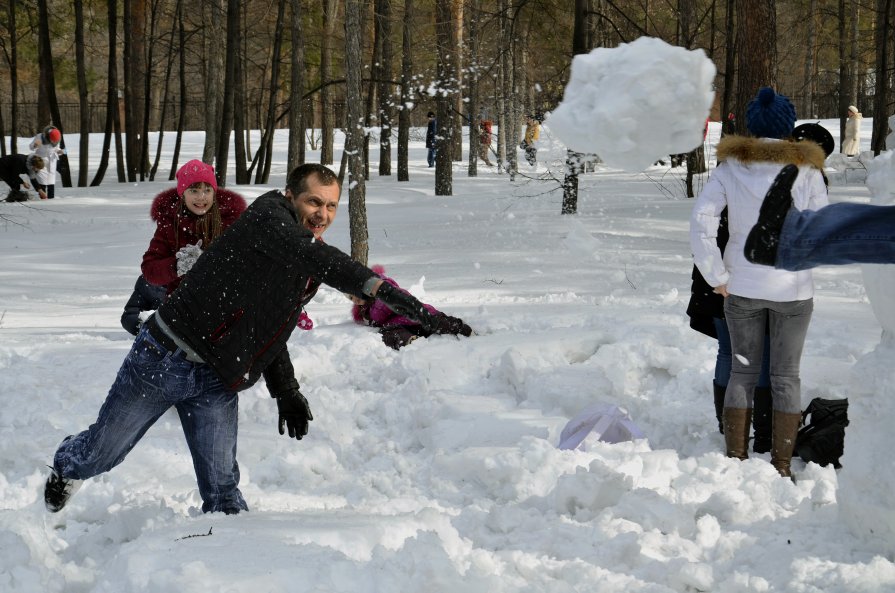 Разнузданные брюнетки играют в снежки со спермой кавалеров