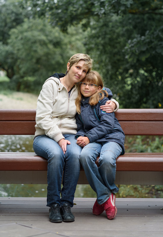 Мама с дочкой в парке на прогулке - Александр 