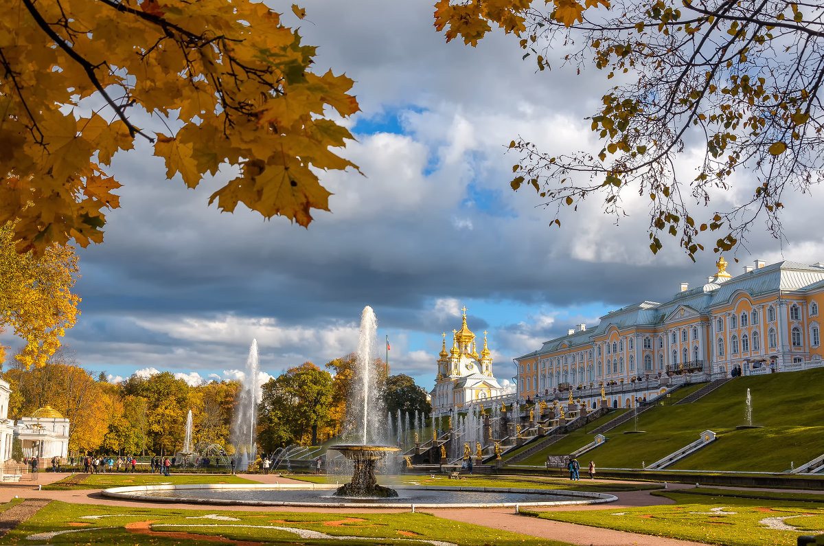 Осень в Петергофе - Роман 