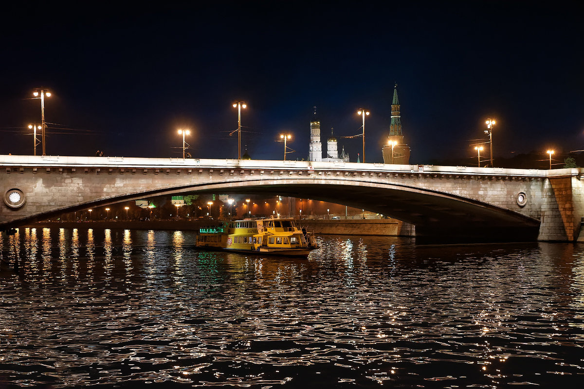 За ночным кремлём да под каменным мостом - Константин Косов