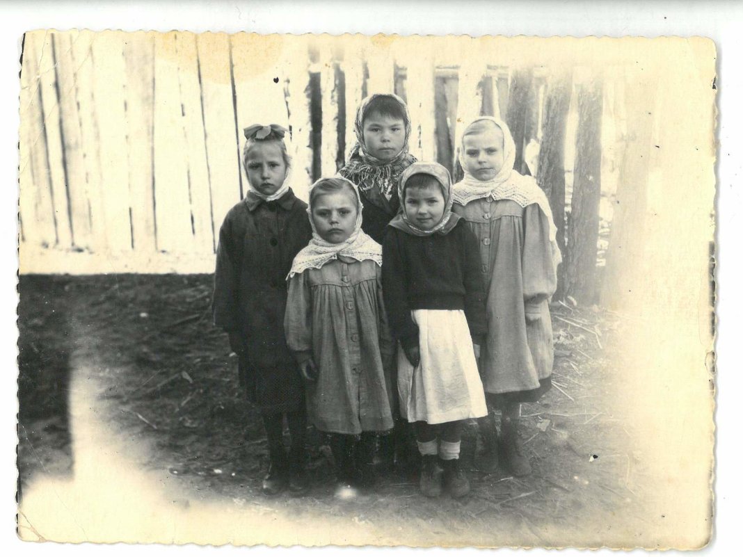 Старшая сестренка с подружками - Геннадий Лосев