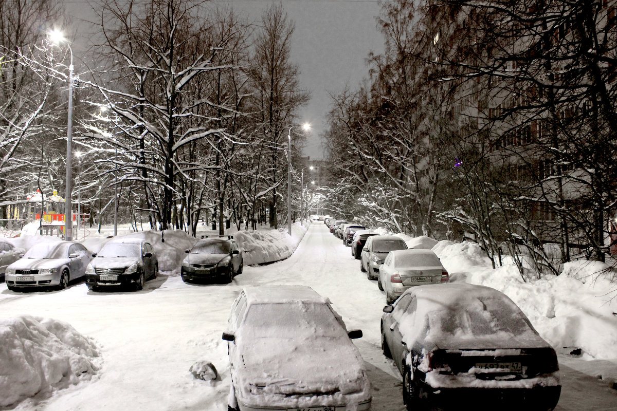Спят автомобили ночью зимней под снежным одеялом - Евгений 
