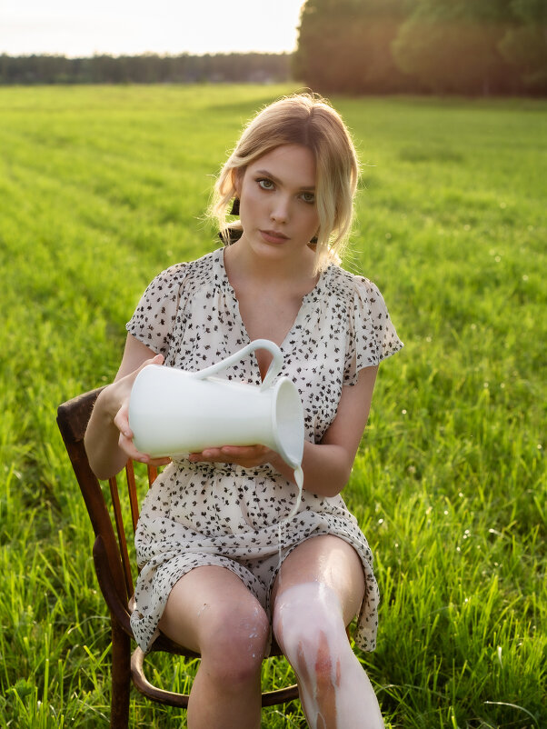 Девушка с кувшином молока - Анна Хлестунова