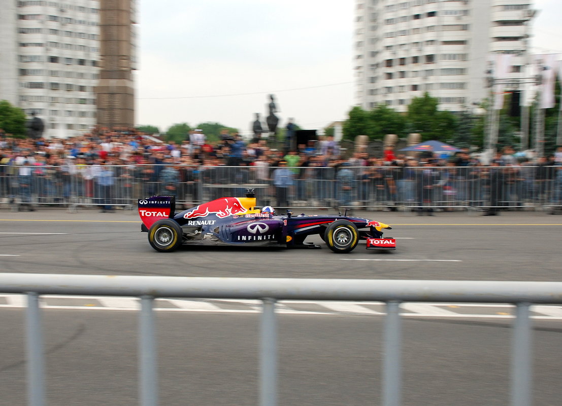 Показательный заезд Infiniti Red Bull Racing RB7. - Anna Gornostayeva