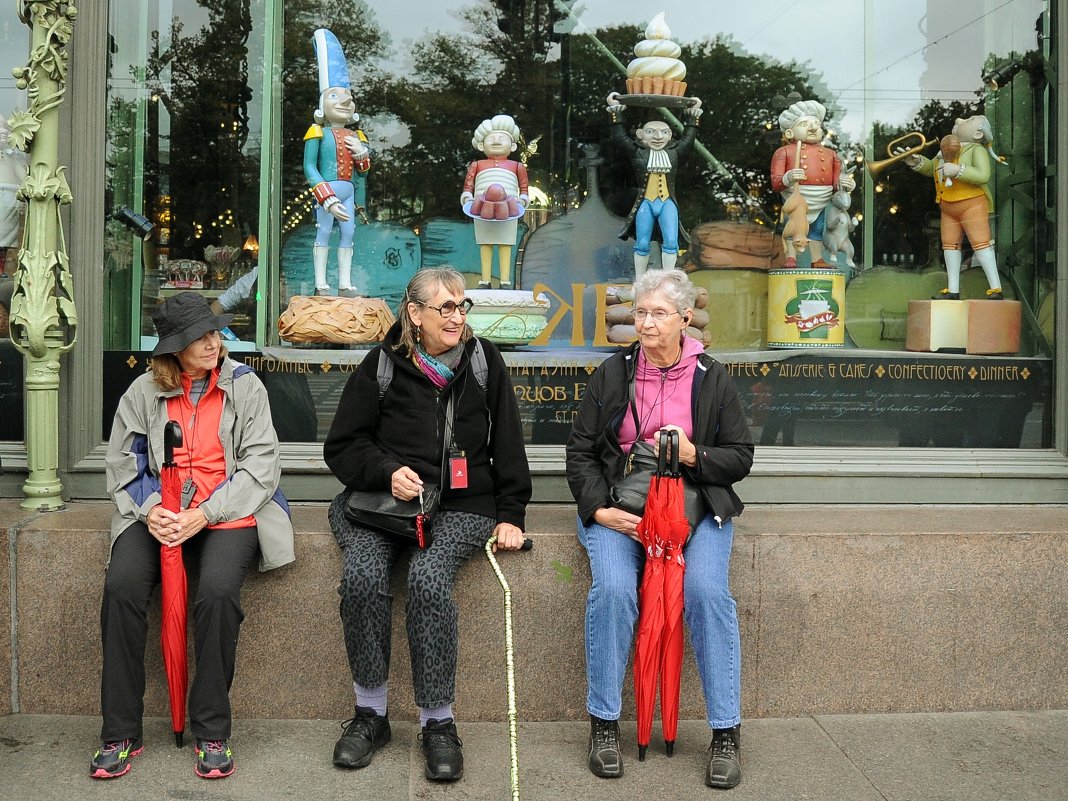 Туристки с красными зонтами - Илья Тимкин
