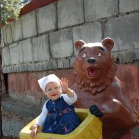 Анютка и медведь :: Пётр Лебедев