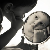Сыночек задумчиво улыбается глядя в зеркало :: Татьяна Бирюкова