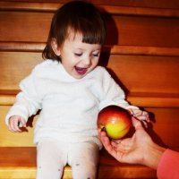 Девочка с яблоками:) :: Альфия Айбатова
