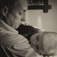 Крепкий сон у дедушки на руках :: Евгений Климентьев
