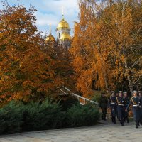 Название фотографииОсень. Мамаев курган. Смена почётного караула. :: Юрий ГУКОВЪ