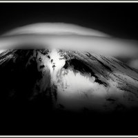 Лентикулярное облако над вулканом Авачинский. :: Сергей Середин