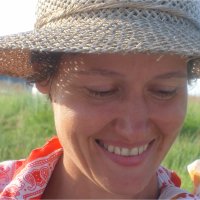 Женщина улыбается в поле. :: Наталья Золотых-Сибирская