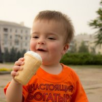Ах какое вкусное мороженое в жаркий летний день! ;) :: Ольга Мигур