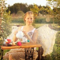 Чаепитие в саду у Моли :: Лилия Чистякова