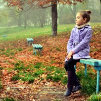 Маленькая мечтательница в осеннем парке :: Алена Шевчук