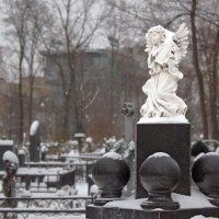 Умывальник в виде ангела на Миусском кладбище :: Людмила Лебедева