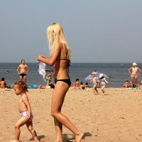 На пляже с мамой :: Наталья Золотых-Сибирская