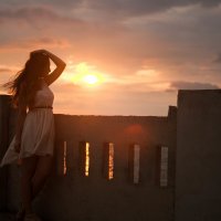 Девушка на закате на побережье моря... :: Никита Пищов