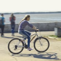 Девушка на велосипеде. :: Егор Иванов