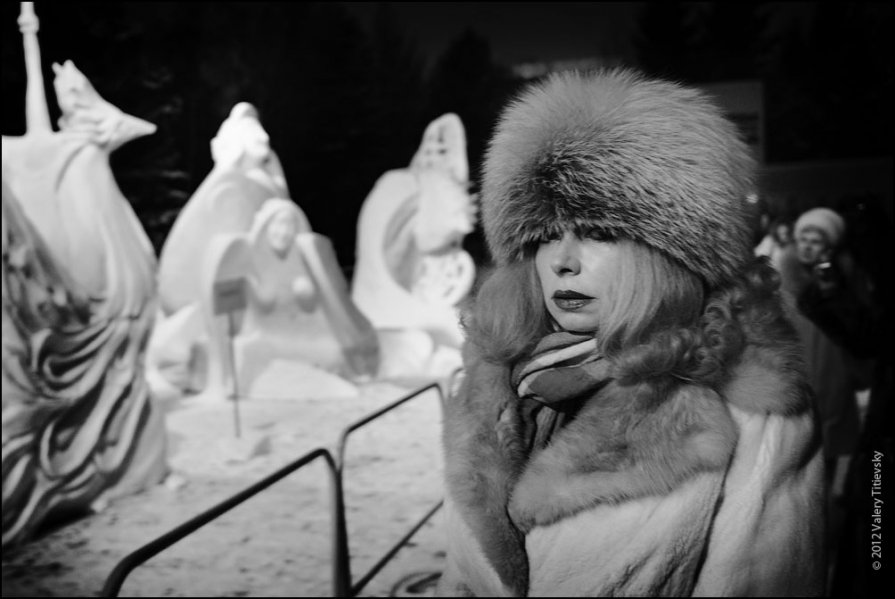 Портрет неизвестной на фоне снежных скульптур - Valery Titievsky