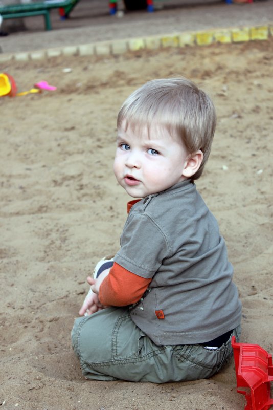 Ребенок в песочнице - Валерия Похазникова