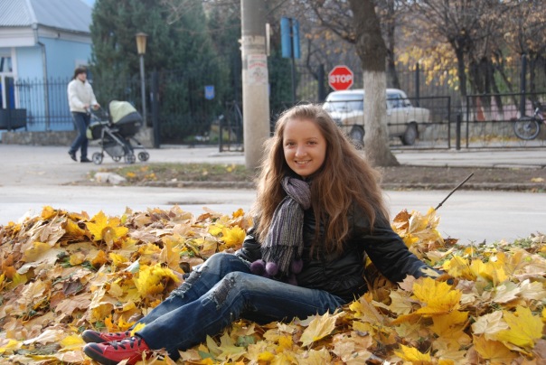 Девушка на листьях - Helga Olginha