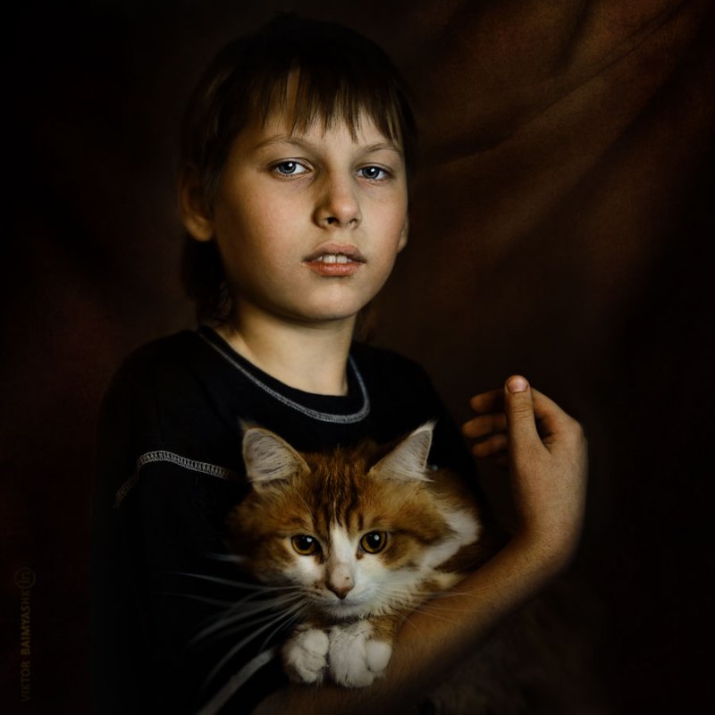 Портрет мальчика с котенком - Victor Brig