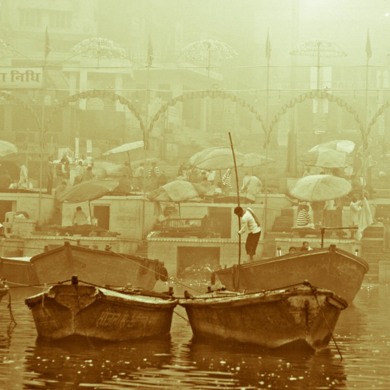 Foggy morning in Varanasi. Munshigath. - Pekka Lakko