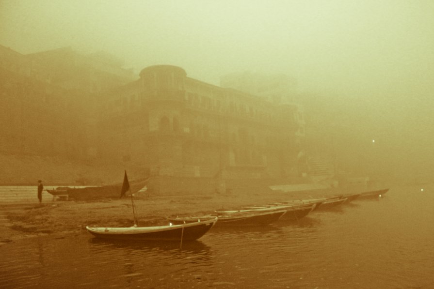 Foggy Varanasi - Pekka Lakko