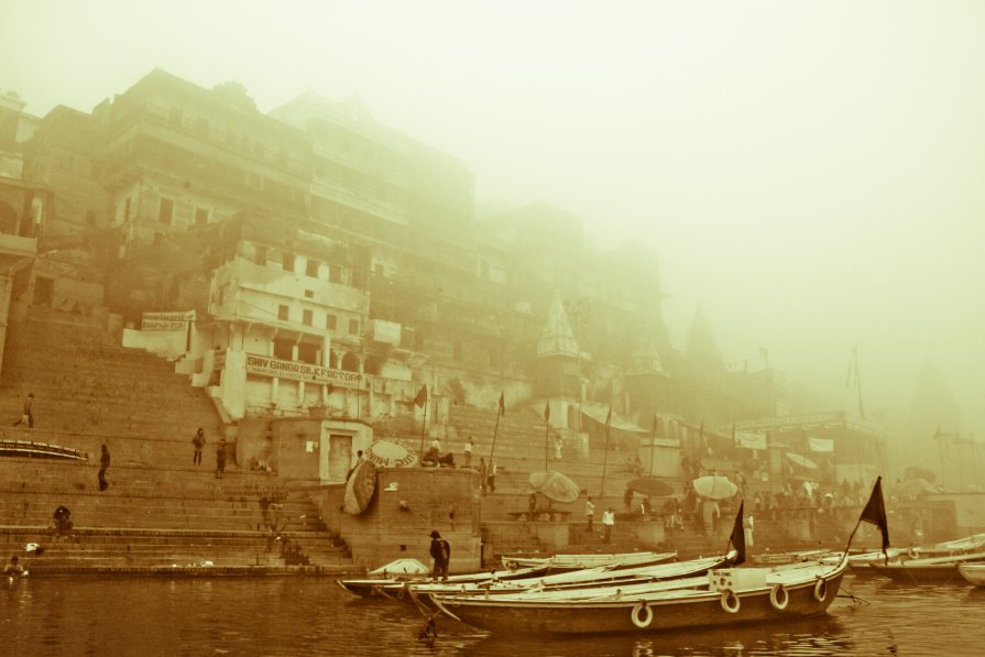 Foggy Varanasi. - Pekka Lakko