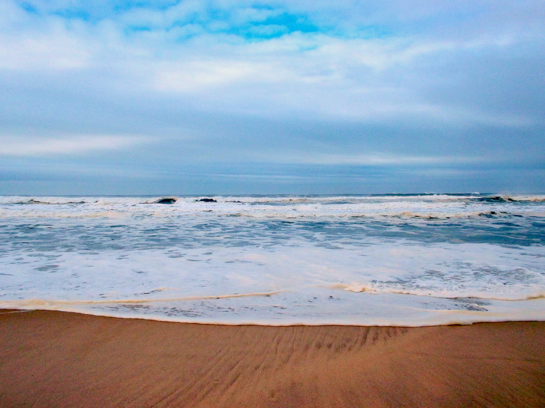 Берег Атлантического океана на севере Португалии в городе Миро. - Helga Olginha