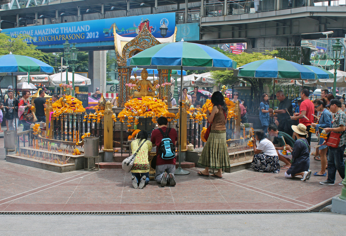 Таиланд, Бангкок. Поклонение индуистскому божеству - Владимир Шибинский
