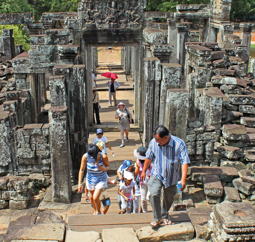 Камбоджа. Китайская семья на экскурсии в храмовом комплексе Ангкор - Владимир Шибинский