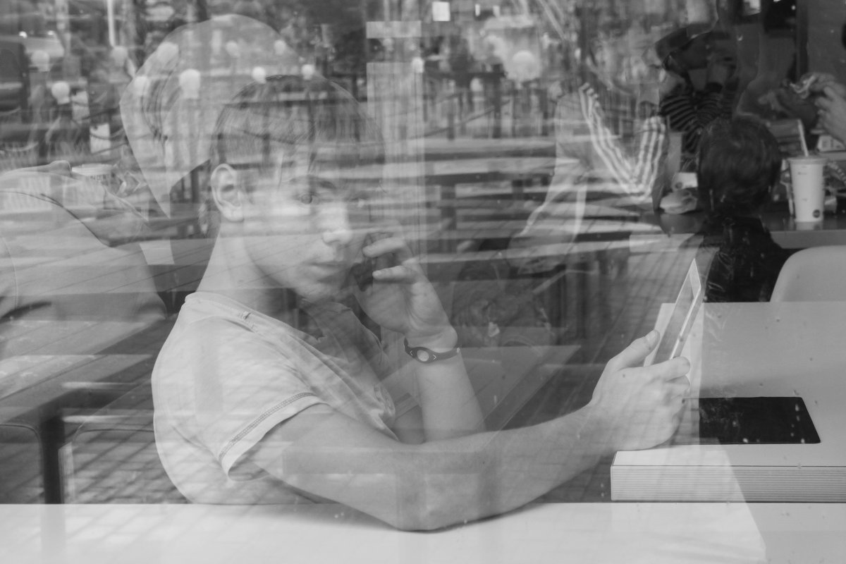Молодой человек в кафе - Анна Павлова