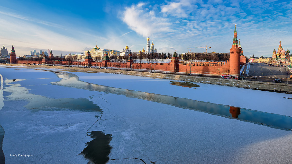 Территория Московского Кремля зимой