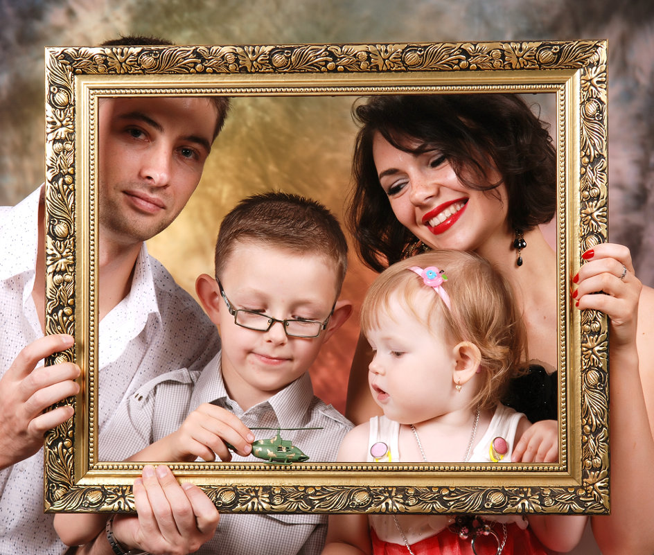 Семейный портрет в рамке - Николай Хондогий