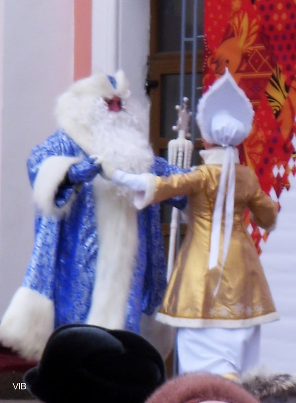 Дед Мороз танцует со Снегурочкой - Владимир 