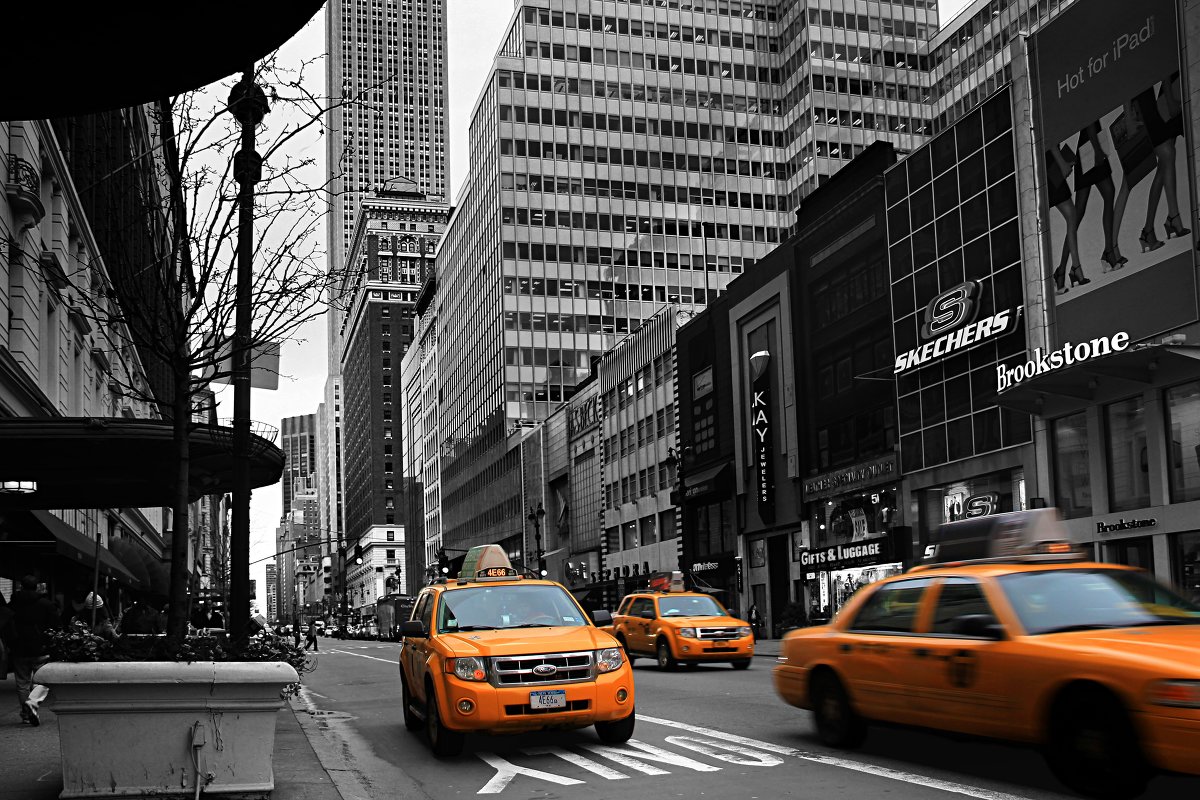Yellow taxi in New York street - Евгений Бубнов