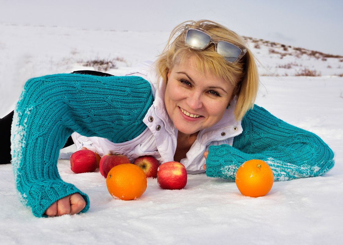 Женщина на снегу с фруктами - Виктория Сам ая