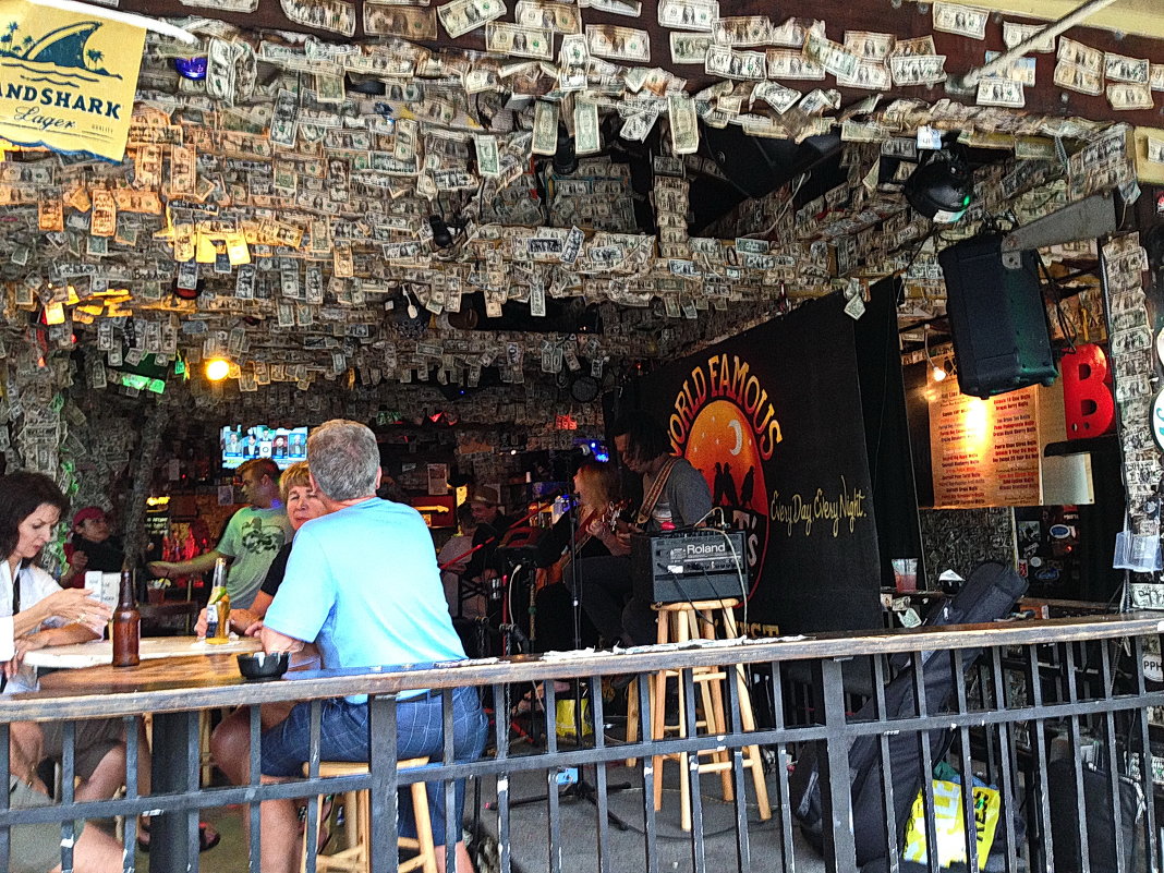 Key West,весь бар обклеян купюрами по 1$ - Victor 