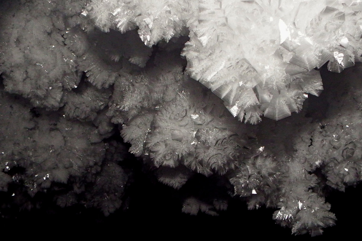 Ледяные кристаллы в пещере - Сергей Комков