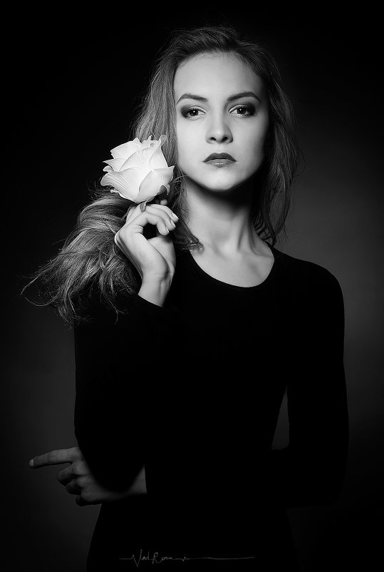 девушка с цветком - Влад Ромм
