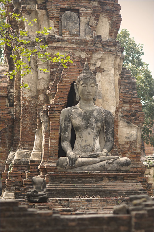 Статуя  будды у храма Wat Phra Si Sanphet (XIV век) - Людмила Шустова