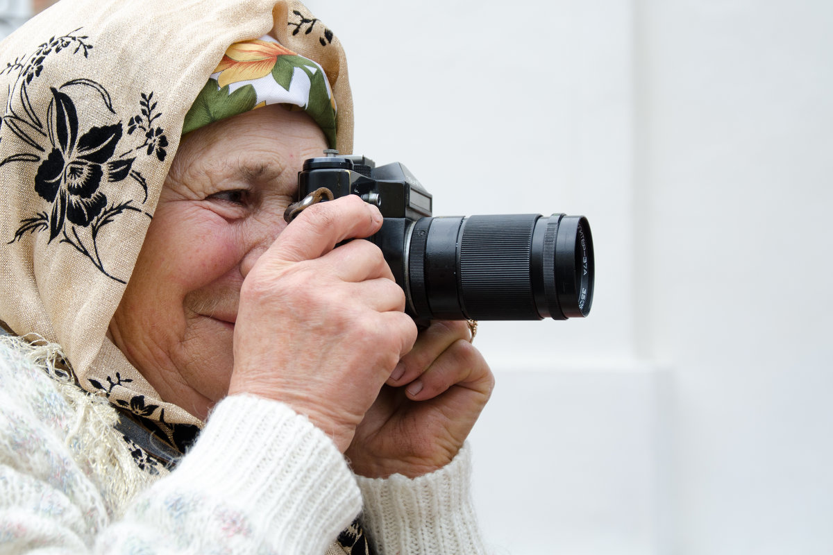 Бабушка с фотоаппаратом - Александр 
