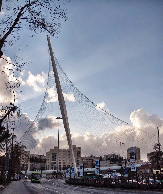 Струнный мост в лучах заходящего солнца. Иерусалим. - Алла Шапошникова