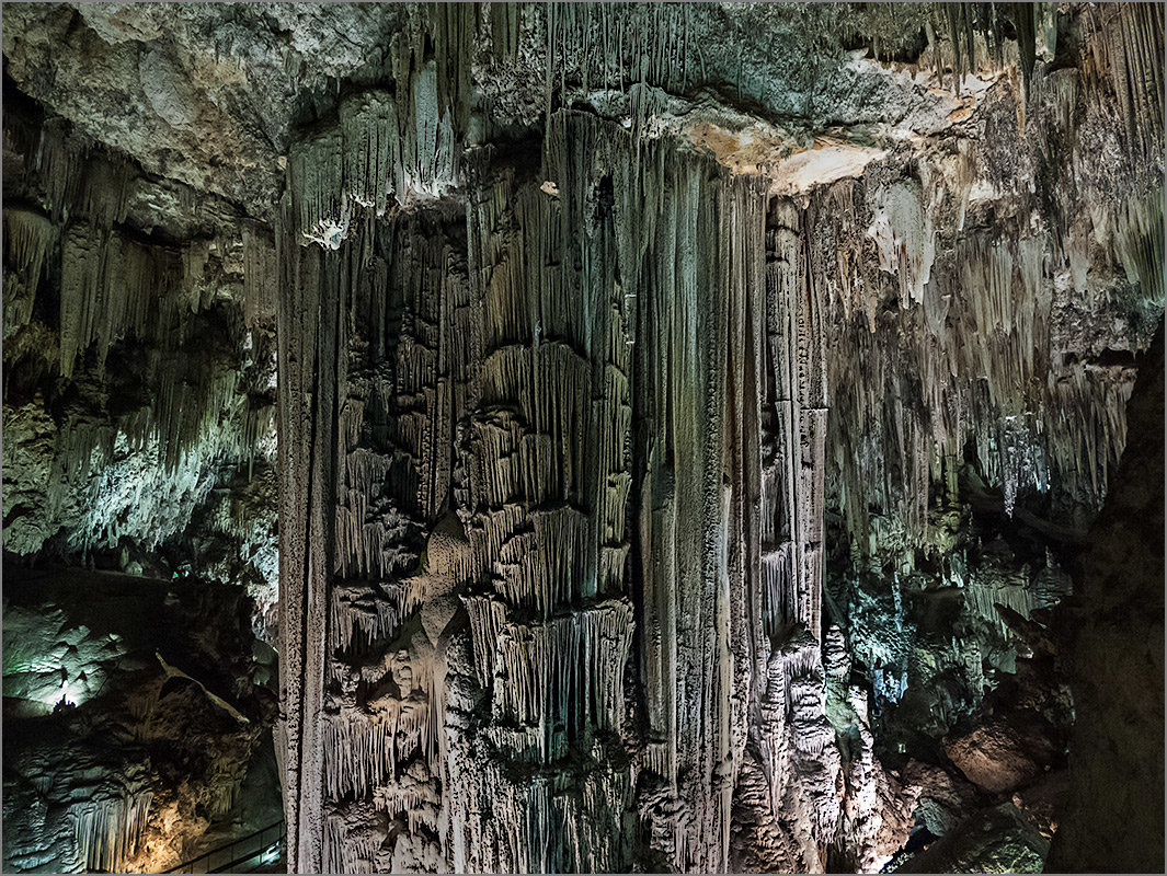Сталактиты в пещере Нерха. Андалузия - Lmark 
