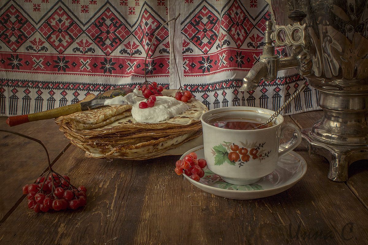 Деревенский стол с блинами