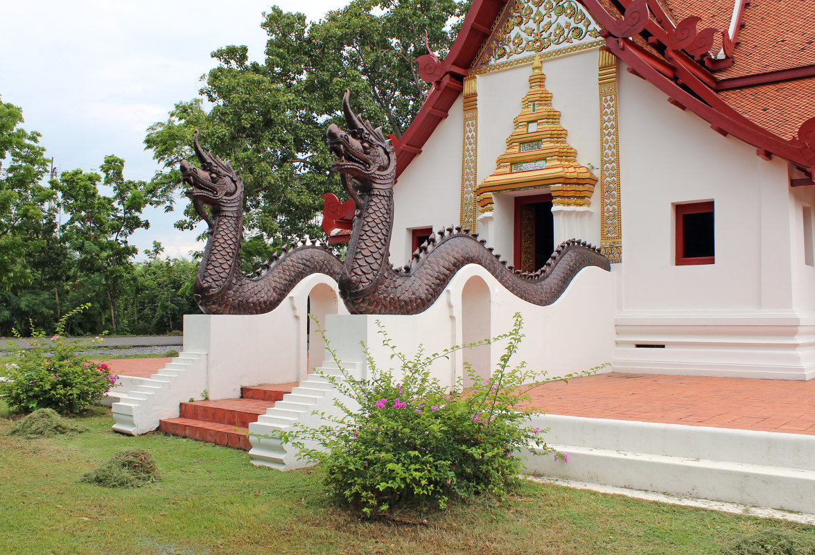 Таиланд, окрестности Бангкока, грозные Наги охраняют храм - Владимир Шибинский