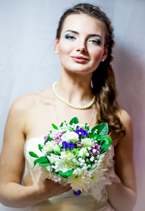 bride with flowers - Дарья 
