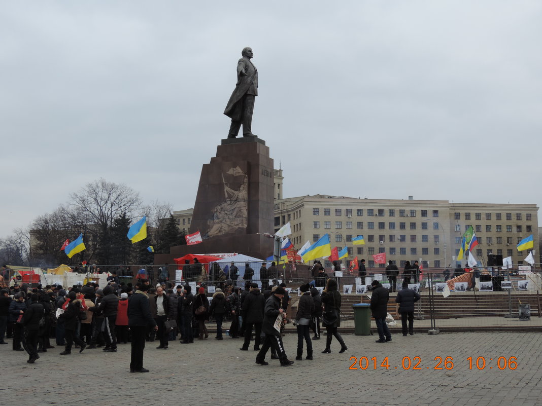 Харьков охраняет памятник - Leonid 